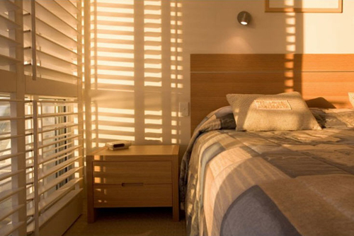 Rèm sáo gỗ phòng ngủ sẽ là điểm nhấn cho không gian ngủ của bạn. Với sự kết hợp giữa gỗ và vải rèm, năm 2024, các mẫu rèm sáo gỗ phòng ngủ sẽ được thiết kế tinh tế và đa dạng hơn, đem lại vẻ đẹp sang trọng và ấm áp cho căn phòng của bạn.